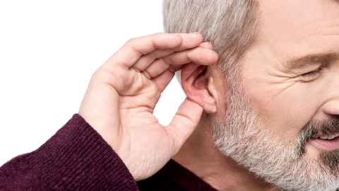 Mand holder ved øre