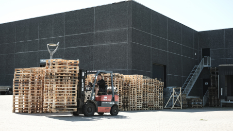 gaffeltruck flytter tomme paller