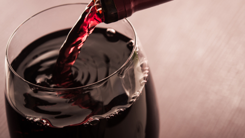 rødvin hældes i glas