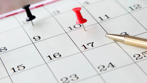 Kalender med nåle i