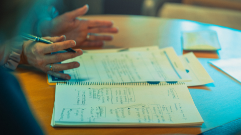 Håndskrevne noter på bord