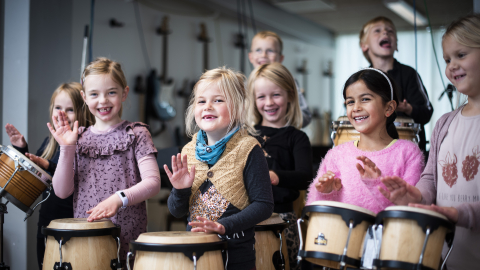 Børn spiller musik