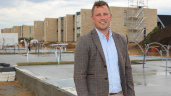 Mand står på en byggeplads