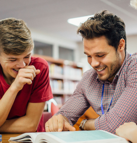 Unge mennesker ser i samme bog