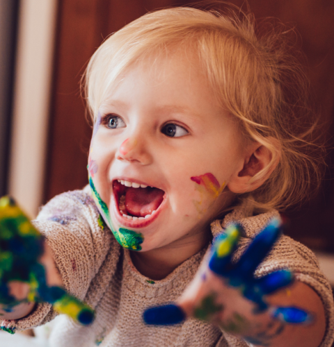 Børn der leger med fingermaling