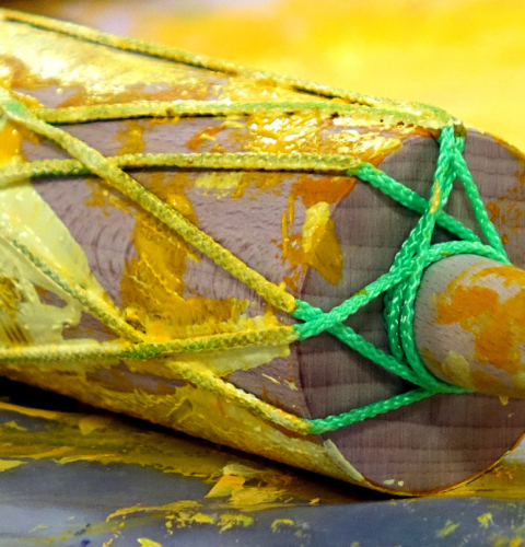 Kagerulle med maling og snore på