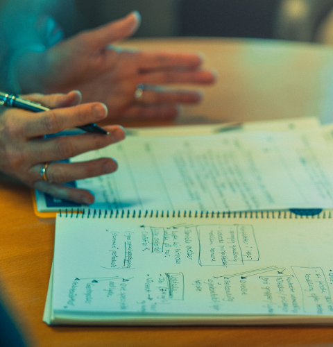 Håndskrevne noter på bord