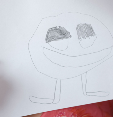 børnehænder holder tegning