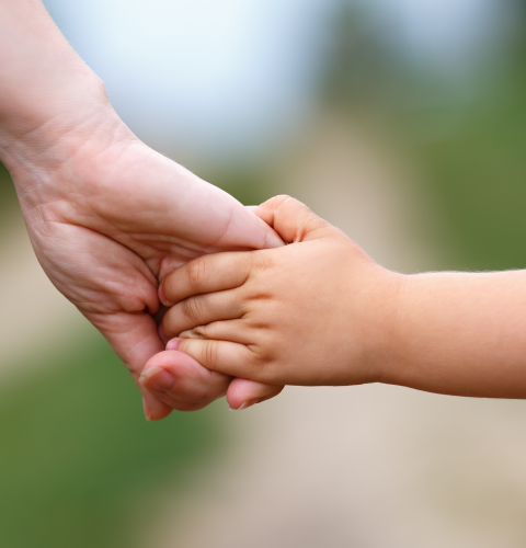 Lille hånd i stor hånd