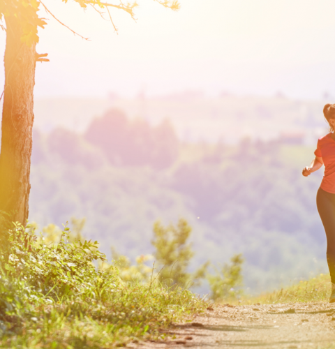 To mennesker der løber i en skov