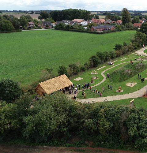 Dronefoto fra landsbyen Vejerslev