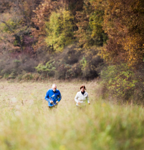 Ældre par der løber i naturen