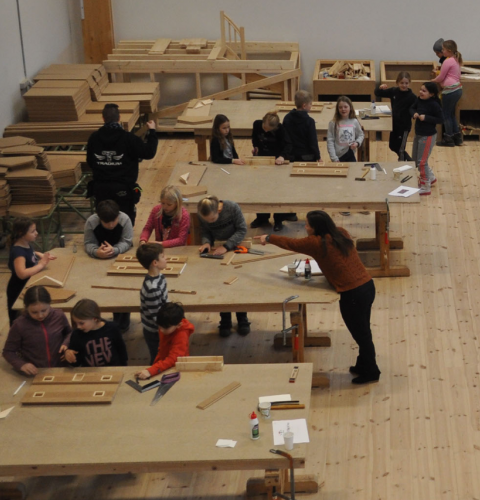 Børn på lang afstand bygger små huse