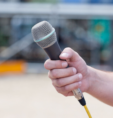 Journalist med mikrofon