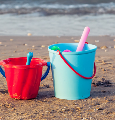sandlegetøj på strand