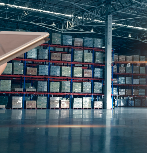 Mand med Ipad der bestiller forsyninger