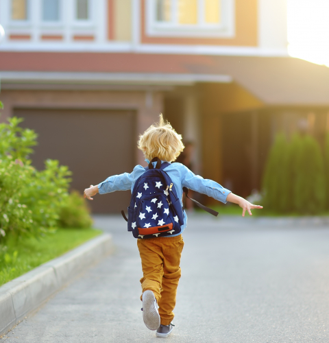Barn der løber mod en skole