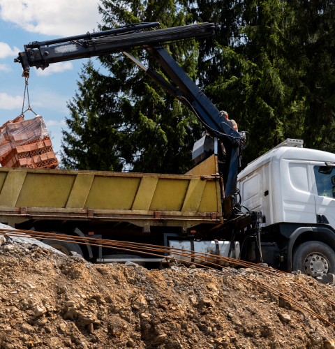 Billedet viser en lastvogn der læsser af
