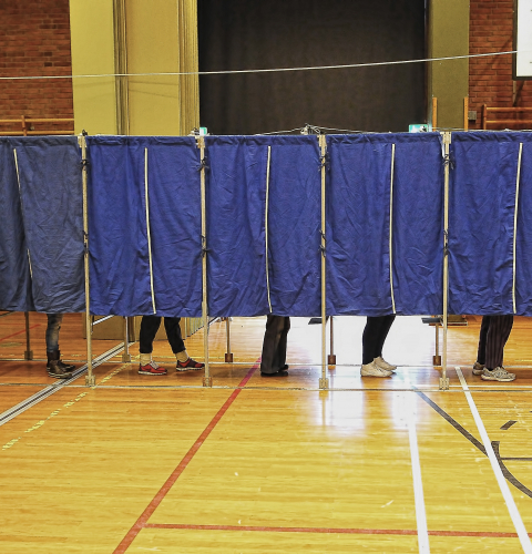 Fødder under gardiner ved valg  i idrætshal