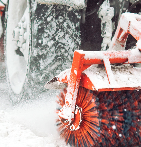 snerydning af vej i snevejr