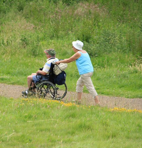 Kvinde skubber mand i kørestol