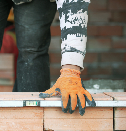 Håndværker arbejder på mur