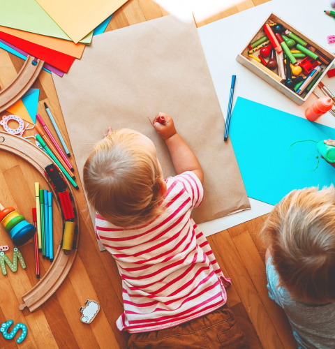 Børn der tegner 