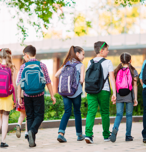 Gruppe af børn med skoletasker